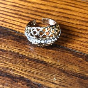 Gorgeous golden ring with diamonds